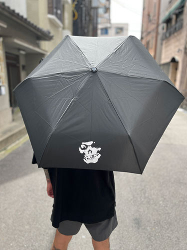 画像1: BEWARE SKULL/LOGO 晴雨兼用UVカット折り畳み傘 (1)